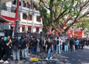 Breaking News, Ratusan Mahasiswa Dan Elemen masyarakat Di Kota Malang Turun Jalan Kawal Keputusan MK