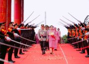 Dilepas dengan Tradisi Pedang Pora, Komjen Rachmad Wibowo dan Istri Tak Kuasa Meneteskan Air Mata