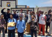 Warga Kawisrejo Serbu Polresta Pasuruan, Kades Dilaporkan atas Dugaan Penyelewengan Dana Desa