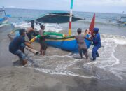 Cuaca Ekstrem! Perahu Nelayan Karam di Situbondo Berhasil Dievakuasi