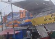 Hujan Disertai Angin Kencang, Atap Gedung Sarang Walet di Mamuju Terbang, Menimpa Posko Operasi Lilin