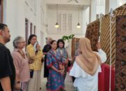 Sutradara Nia Dinata Sempat Nikmati Pameran Batik di Stasiun Yogyakarta
