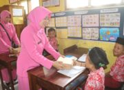 Dukung Program Asta Cita, Polres Probolinggo Bagikan Makanan Bergizi kepada Siswa Sekolah Dasar