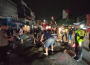 Polsek Krian dan Relawan Bersatu Tambal Jalan Rusak Demi Keselamatan Pengendara7