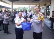 Kapolres Situbondo Berbagi Bingkisan Sembako untuk Pekerja Harian Lepas