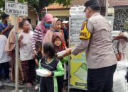 Jumat Berkah Polsek Taman, 100 Kotak Makanan Dibagikan, Warga Antusias