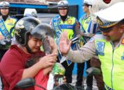 Operasi Keselamatan Candi 2025, Kapolres Blora Bagikan Pamflet dan Helm Gratis