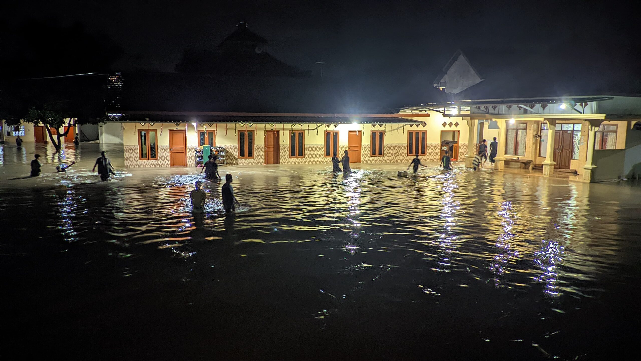 Hujan Deras Guyur Probolinggo, Pondok Pesantren Darut Tauhid Krejengan Terendam Banjir