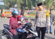Sambil Himbau Pengendara Taat Berlalulintas, Kapolres Musi Rawas Bagikan Takjil