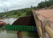 Kapal Tongkang Batubara Milik PT. Tempirai Energy Tabrak Jembatan di Desa Bentayan