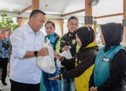Peduli Warga, Bupati dan Wabup Situbondo Bagikan Sembako untuk Abang Becak, Ojol, dan Seniman