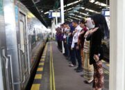 Peringati Hari Kartini, Petugas KAI Daop 6 Sapa Penumpang dalam Balutan Busana Daerah