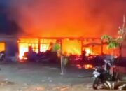 11 Warung di Obwis Pantai Wonokerto Terbakar