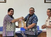 Sekda Banyumas Serahkan Bantuan Pendukung Pelayanan KB kepada Faskes