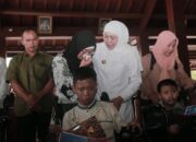 Gubernur Khofifah Salurkan Bantuan Sosial untuk Warga Ponorogo, Perempuan Tangguh Jadi Sorotan