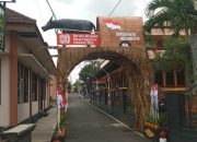 Sambut HUT ke-80 RI, Warga Kedungwringin Banyumas Dirikan Gapura Ikonik dari Bambu