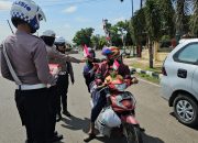 Semarak HUT RI ke-80, Polres Musi Rawas Bagikan Bendera Merah Putih dan Kampanyekan Cinta Tanah Air