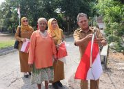 Sekretariat Daerah Blora Bagikan Ratusan Bendera Merah Putih di Tiga Kecamatan
