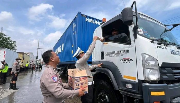 Kaligawe Lumpuh Terendam Banjir, Satlantas Polrestabes Semarang Atur Penanganan di Lapangan