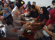 Polwan Polresta Sidoarjo Beri Trauma Healing dan Dukungan bagi Keluarga Korban Ponpes Al Khoziny