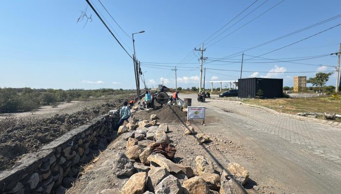 Pemkab Sidoarjo Genjot Proyek Betonisasi Jalan Kalanganyar–Segorotambak, Target Rampung Akhir 2025