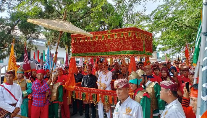 Bupati Pringsewu Dianugerahi Gelar Kehormatan “Khadin Mas Narapati Jaya Pamungkas” oleh Sultan Sekala Brak
