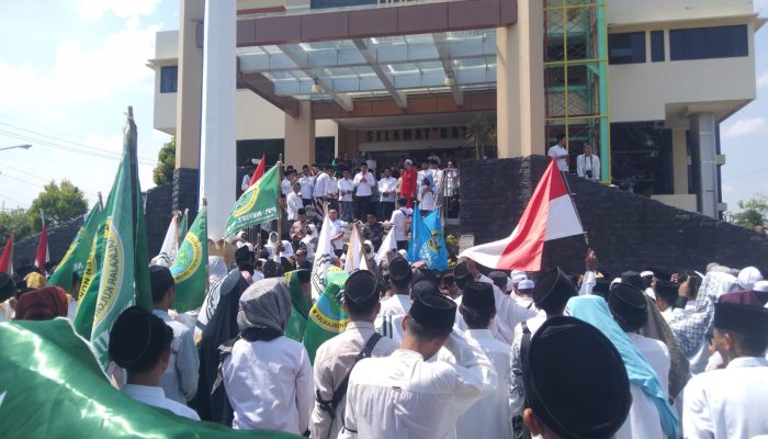 Ribuan Santri dan Alumni se-Probolinggo Raya Kepung Kantor DPRD, Bela Marwah Kiai dan Pesantren