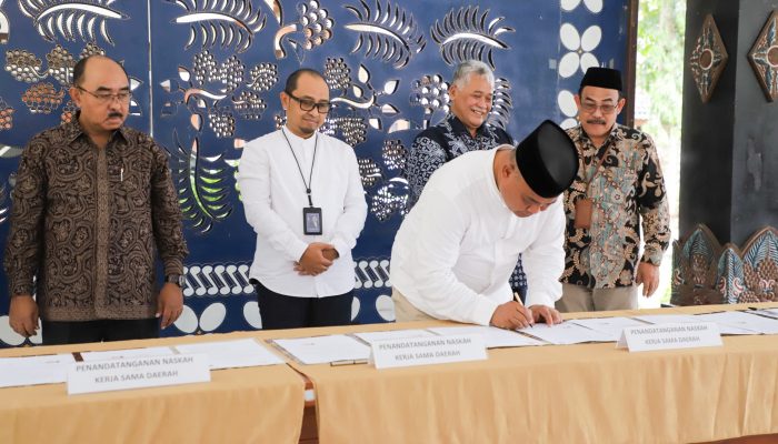 Pemkab Sleman Bersama 52 Pimpinan Perguruan Tinggi Tandatangani Naskah Beasiswa Sleman Pintar