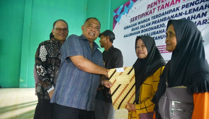 Bupati Sleman Serahkan 113 Sertifikat Tanah kepada Warga Terdampak Jalan Prambanan-Lemahbang