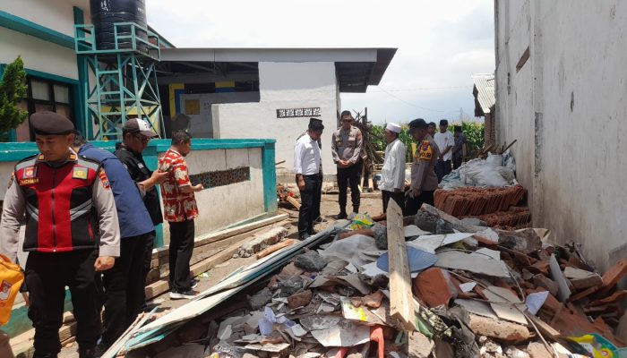 Atap Asrama Putri Ponpes di Besuki Ambruk, Satu Santri Meninggal dan Belasan Luka