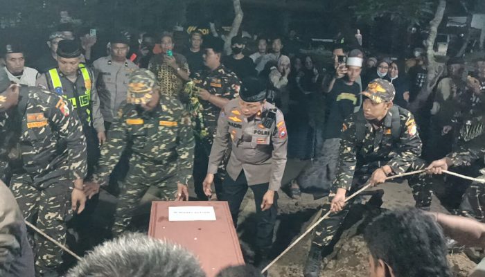 Kapolsek Buduran Hadiri Pemakaman Santri Al Khoziny Asal Damarsi, Tunjukkan Empati dan Dukungan bagi Keluarga Korban