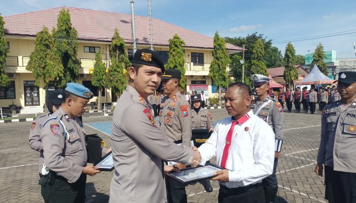 Kapolres Situbondo Beri Penghargaan Personel dan Tokoh Masyarakat, Dorong Profesionalisme dan Kepercayaan Publik