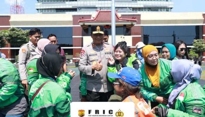 Polda Jatim Gelar Baksos “Peduli Masyarakat”, Salurkan Ribuan Paket Sembako untuk Warga dan Ojol