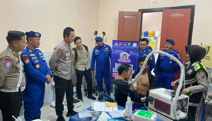 Sambut HUT ke-75 Polairud, Polres Situbondo Gelar Bhakti Kesehatan Hapus Tato Gratis