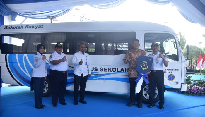 Sekolah Rakyat Menengah Atas Bromilan Sleman terima Bantuan Bus Sekolah