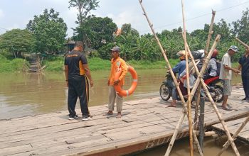 Pastikan Keselamatan Penumpang, Kapolsek Balongbendo Cek Langsung Tambangan Kali Mas
