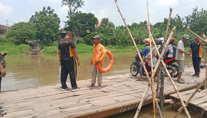 Pastikan Keselamatan Penumpang, Kapolsek Balongbendo Cek Langsung Tambangan Kali Mas
