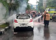 Honda Brio Terbakar di Jalan Diponegoro Cirebon, Diduga Korsleting