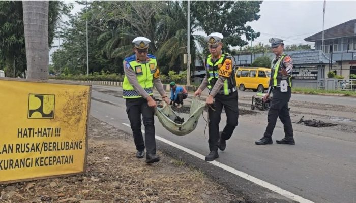 Operasi Keselamatan Musi 2026, Satlantas Polres Musi Rawas Tambal Jalan Berlubang di Lintas Muara Beliti