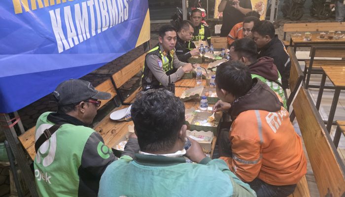 Sahur On The Road Satlantas Polresta Sidoarjo, Bangun Kolaborasi dengan Pengemudi Ojol