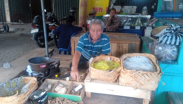 Menjaga Tradisi di Tengah Perubahan, Kisah Ibang dan Klembak Menyan Pasar Kutoarjo