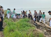 Peduli Lingkungan, Polres Cirebon Kota Bersihkan Sampah di Kejawanan