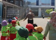 Satlantas Polresta Sidoarjo Tanamkan Edukasi Profesi Polri Sejak Usia Dini Lewat “Polantas Menyapa Anak”