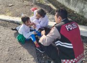 Respons Cepat dan Humanis, Samapta Polsek Buduran Tolong Pelajar Terjatuh di Jalan Veteran