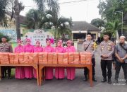 Ramadhan Berkah, Polsek Suboh Tebar Ratusan Takjil Gratis untuk Pengendara