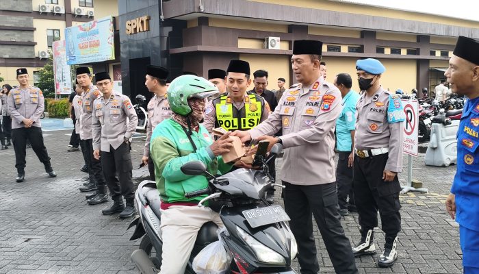 Semangat Ramadan, Wakapolresta Sidoarjo dan Pejabat Utama Bagikan 400 Takjil untuk Pengendara