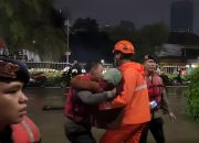 Brimob Polda Metro Jaya Evakuasi Warga Terdampak Banjir di Jakarta Selatan