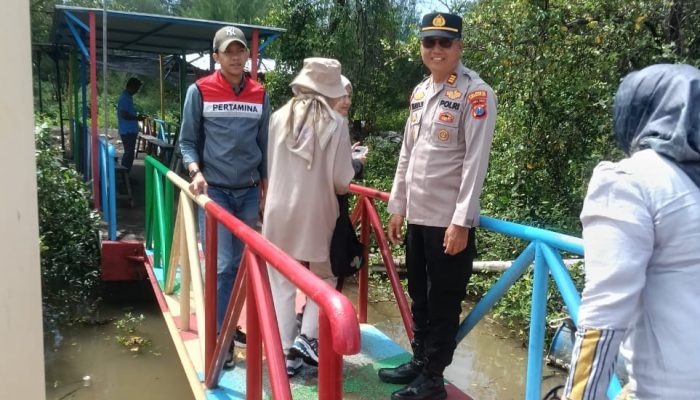 Polisi Siaga di Wisata Bahari Tlocor, Pastikan Keamanan Pengunjung Selama Libur Lebaran