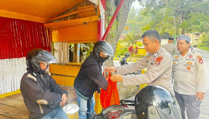 Polres Mamasa Bagikan Takjil Bagi Pengguna Jalan di Bulan Ramadan