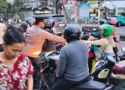 Kapolsek Gedangan Pimpin Aksi Berbagi 100 Takjil untuk Pengguna Jalan di Sidoarjo